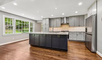 3802 IVANHOE Ln, Alexandria, VA 22310