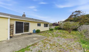 835 12TH St, Bandon, OR 97411