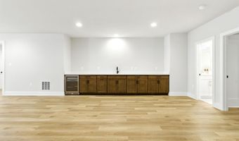 8202 MOCKINGBIRD Dr, Annandale, VA 22003