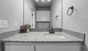 2121 Longhorn Trl, Altus, OK 73521