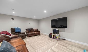 2820 E Daybreak Cir, Brandon, SD 57005