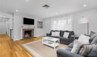 384 Valley Rd, Middletown, RI 02842
