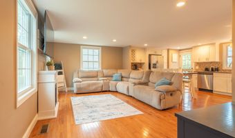 17 Edgewood St, Cromwell, CT 06416