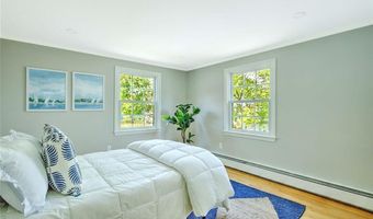 18 Chantilly Dr, Barrington, RI 02806