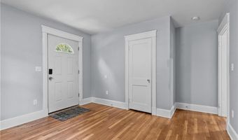 94 E Main Rd, Middletown, RI 02842