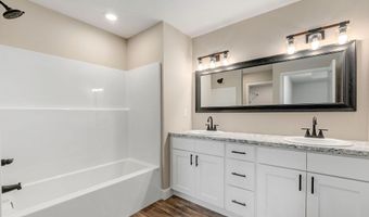 215 W Cofield St, Aurora, MO 65605