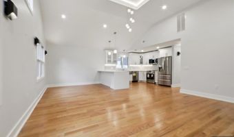 14 Redwood St, Bergenfield, NJ 07621