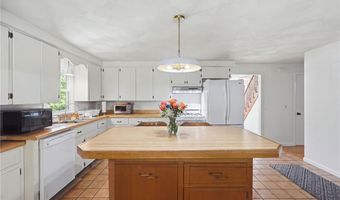 6 Lakewood Dr, Narragansett, RI 02882