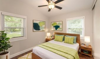 250 Sunset Dr, Ballwin, MO 63011