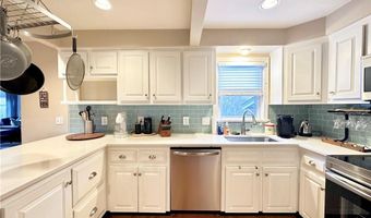 24 High St, Middletown, RI 02842