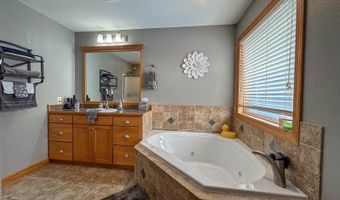 921 Longhorn Dr, Bismarck, ND 58503