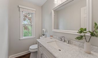 635 Oakview Dr, Algonquin, IL 60102