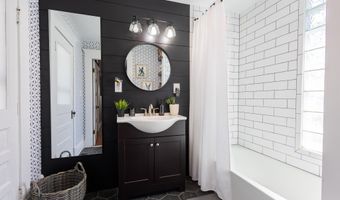 120 W Locust St, Aurora, MO 65605