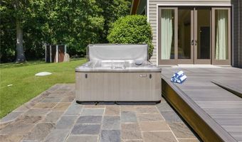 621 E Shore Rd, Jamestown, RI 02835