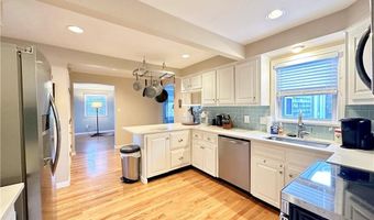 24 High St, Middletown, RI 02842