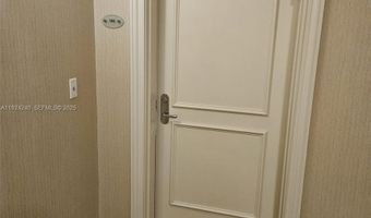 20000 E Country Club Dr 302, Aventura, FL 33180