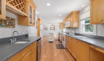 289 Oliphant Ln, Middletown, RI 02842