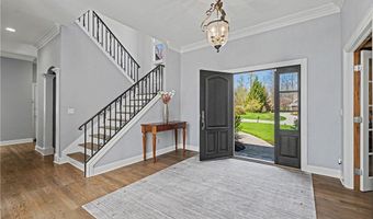 560 Club Dr, Aurora, OH 44202