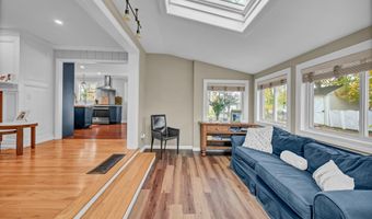 8 Lakeview Rd, Brookfield, CT 06804