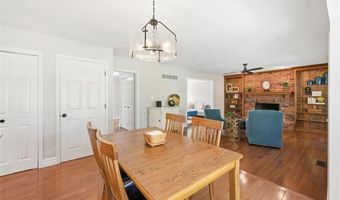 180 Spring Oaks Dr, Ballwin, MO 63011