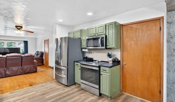 922 S Oak Ave, Aurora, MO 65605