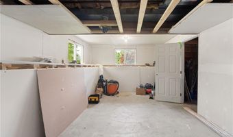 34 Pequot Ave, Warwick, RI 02889