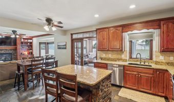 946 11th Ave SE, Altoona, IA 50009