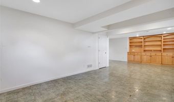 821 Heatherhaven Dr, Ballwin, MO 63011