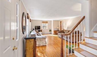 32 Tanglewood Trl, Narragansett, RI 02882