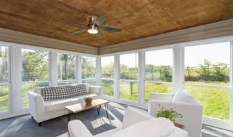 1049 Vine Ave, Riverside, IA 52327