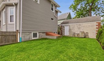 82 Van Zandt Ave, Newport, RI 02840