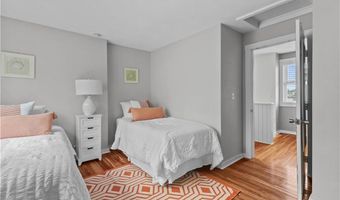 17 Warren Ave 17, Middletown, RI 02842