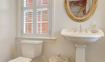 1114 N HARRISON St, Arlington, VA 22205