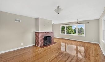 105 N Elm St, Ballwin, MO 63011