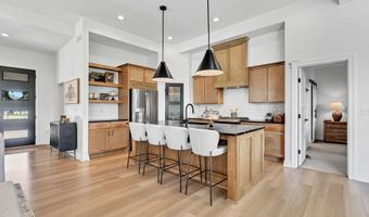 1605 N Lakeside Dr, Andover, KS 67002
