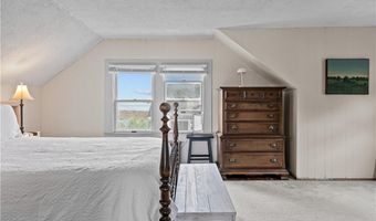 129 Bliss Mine Rd, Newport, RI 02840