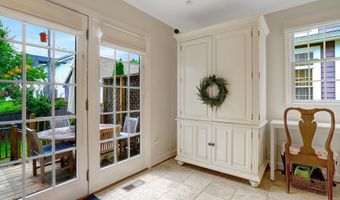 1114 N HARRISON St, Arlington, VA 22205