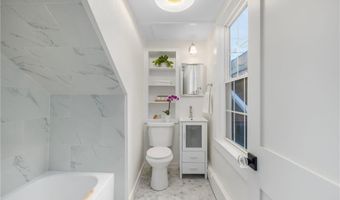 28 Young St 1, Newport, RI 02840