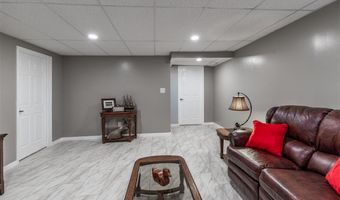 765 Spring Hill Farm Dr, Ballwin, MO 63021