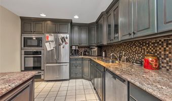 76 Parkview Dr, Albertson, NY 11507
