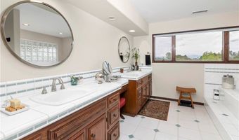 735 Del Valle Dr, Fallbrook, CA 92028