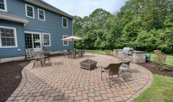 2 Warren Gln, Burlington, CT 06013