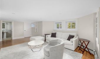26 Narragansett Ave, Newport, RI 02840