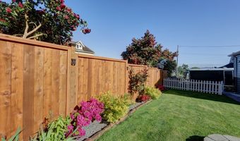 369 37th St, Astoria, OR 97103