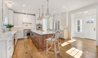 1 Knowlton Ct, Bristol, RI 02809