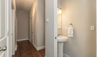 250 Sunset Dr, Ballwin, MO 63011