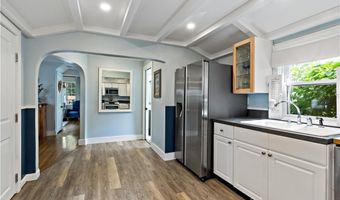 8 Lincoln Ave, Bristol, RI 02809