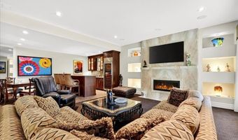 295 Meadowbrook Country Club Est, Ballwin, MO 63011