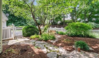 14 Cambridge Circle Ct, Ballwin, MO 63011