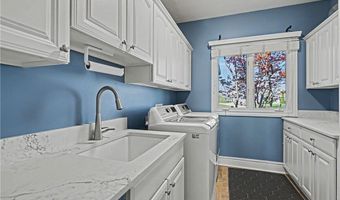 560 Club Dr, Aurora, OH 44202